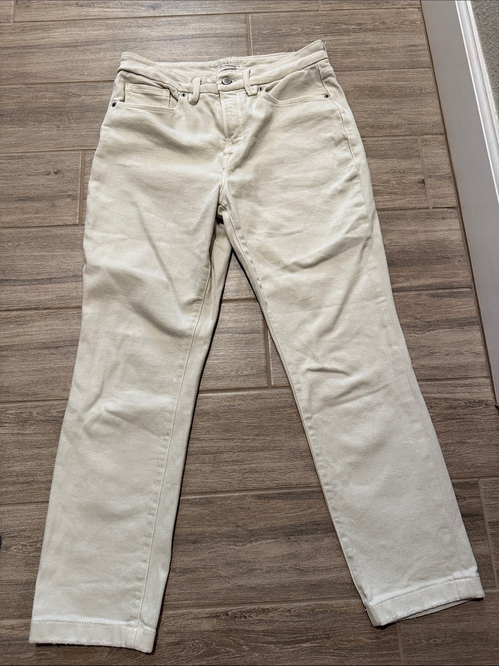 Good American Straight-Leg Jeans in Cream